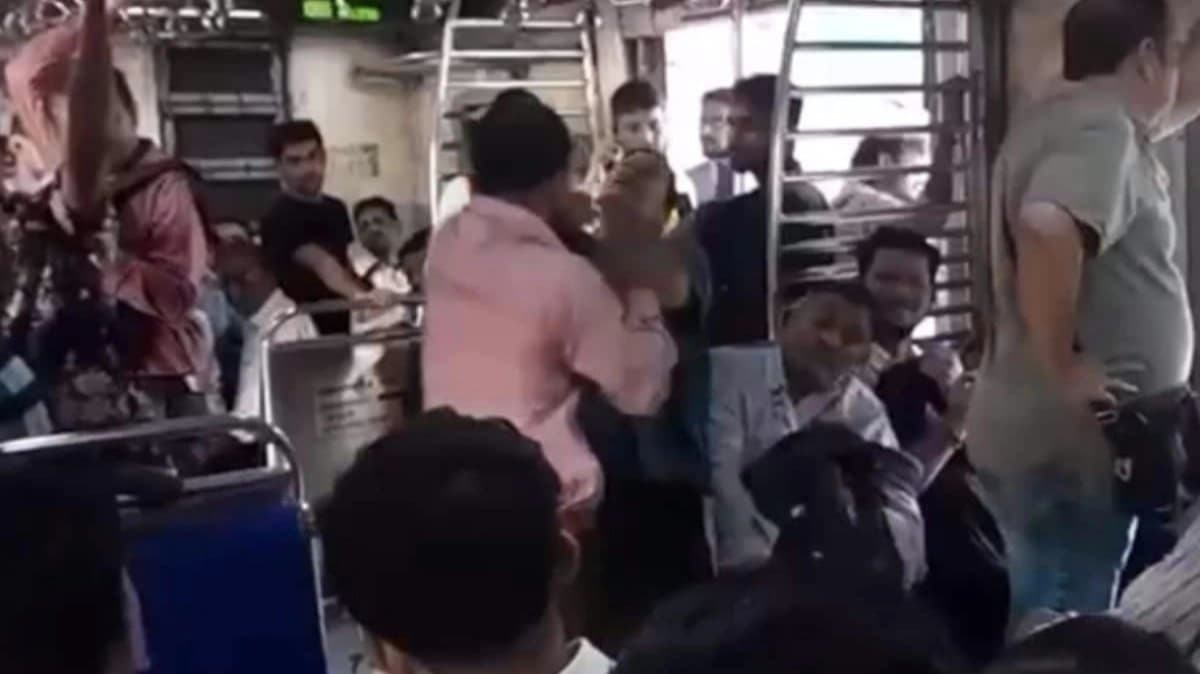 Passengers Fight Over Seat in Thane Vashi Local Train 