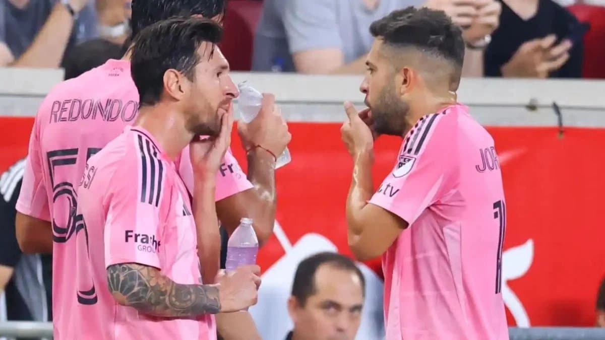 Leo Messi reacts to Jordi Albas retirement 