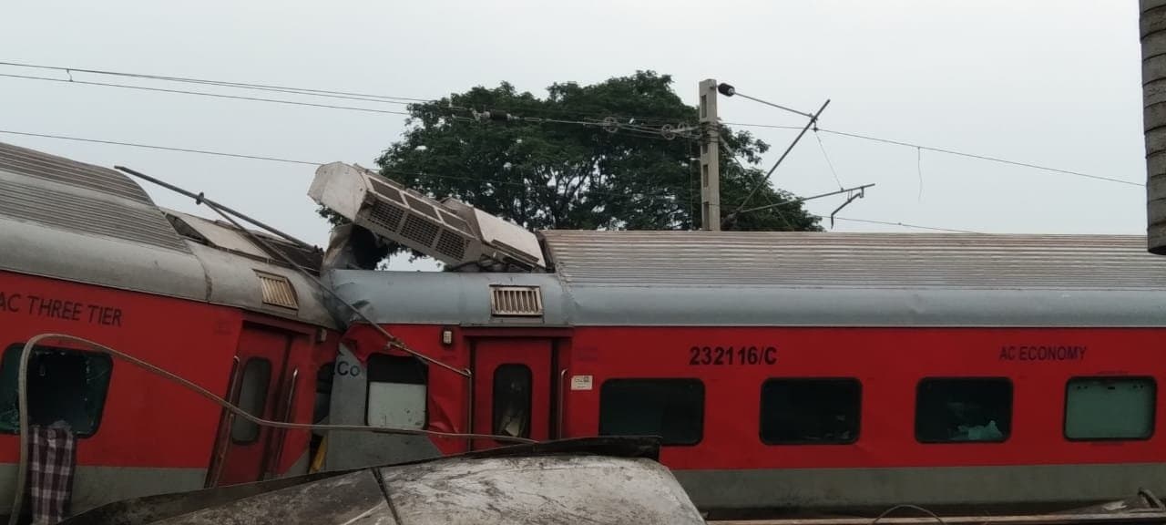 Howrah-Mumbai Train Derailed, passengers share exprience gnr 