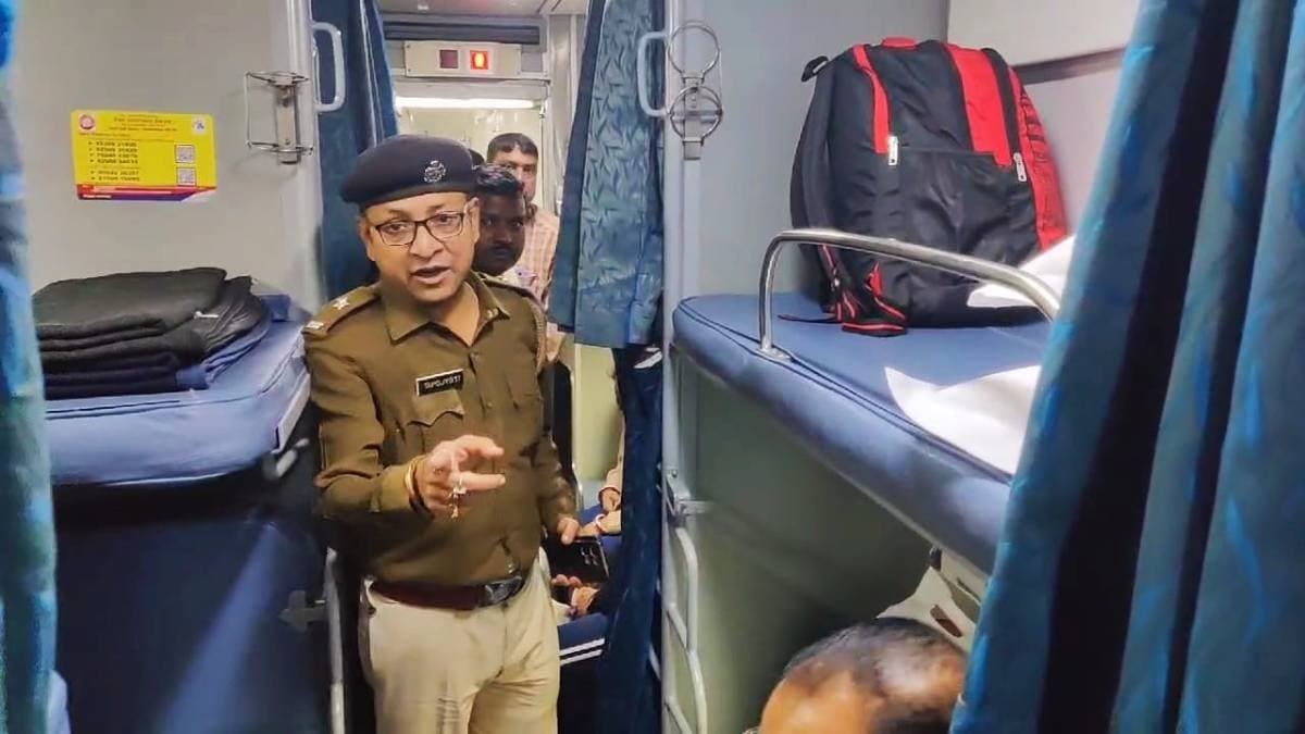 strict vigil is being maintained at howrah station on the occasion of 26 january 