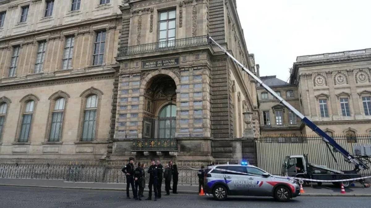 Robbery at Louvre Museum in Paris