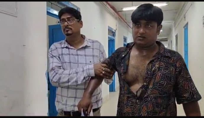 Murshidabad: জমি মাফিয়াদের হাতে আক্রান্ত অধ্যাপক, বাঁচাতে গিয়ে জখম পুলিশ