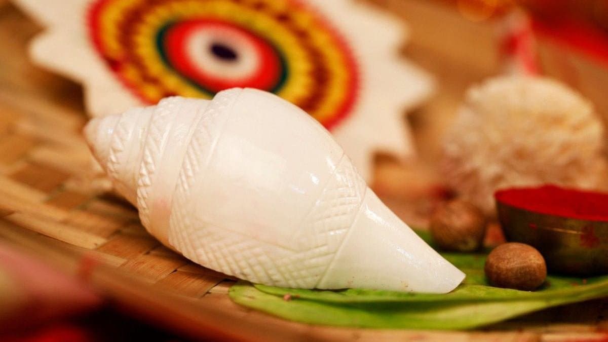 sankha or conch placement for financial benefit according to Vastu