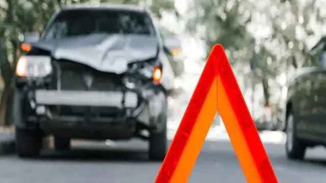 Just Handshakes Car Driver And Biker Settle Accident On A Cool Note