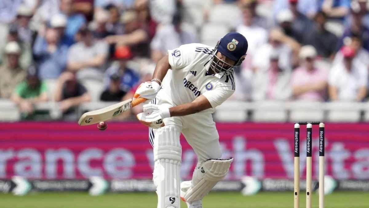 খোঁড়া পায়ে অর্ধশতরান, দলকে পৌঁছে দিলেন সাড়ে তিনশোয়, পন্থকে ' স্যালুট ' ঠুকল ম্যাঞ্চেস্টার