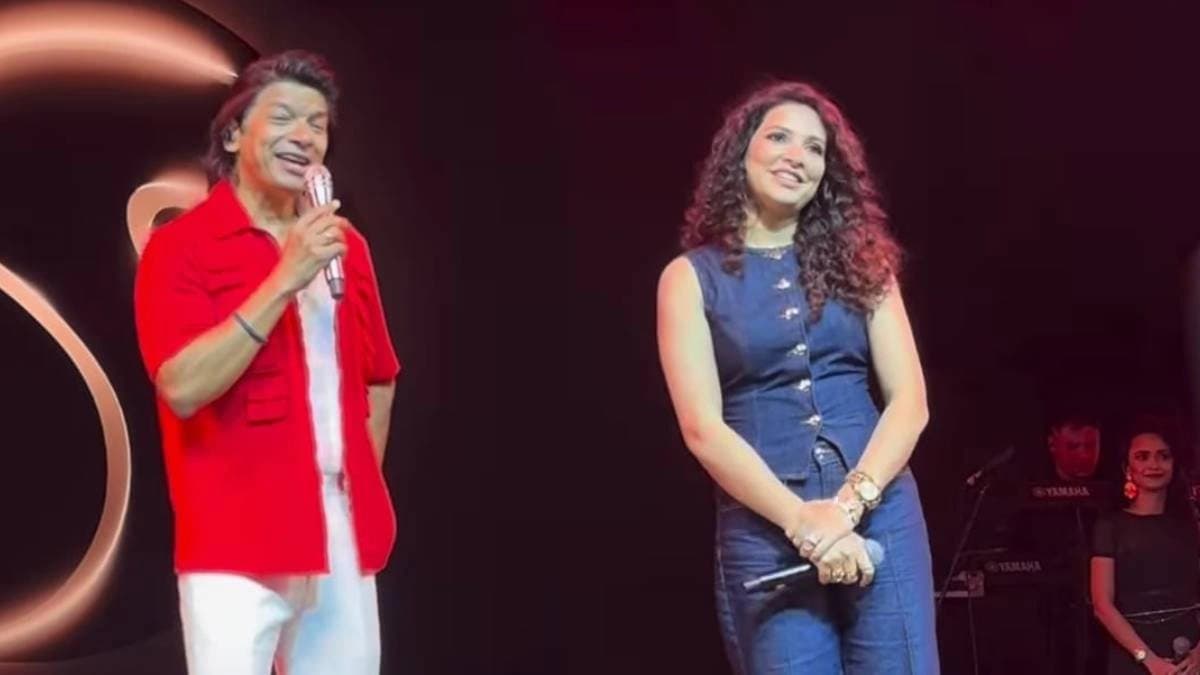 Popular singer Shaan reminded Dev while performing with Subhashree Ganguly on stage at kolkata 