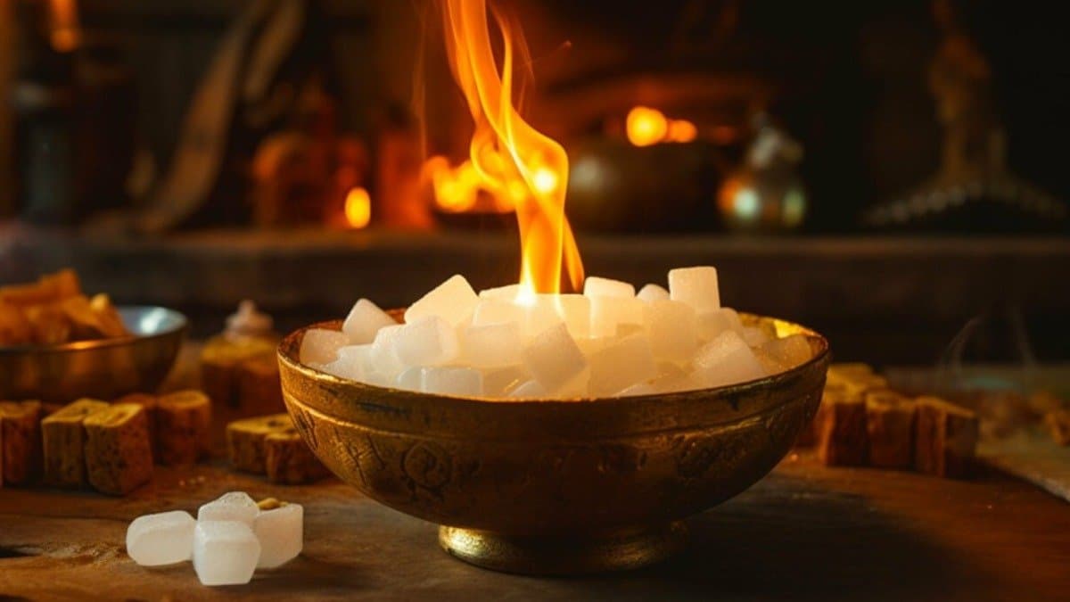A small piece of camphor will fill your life with happiness and solve money problems