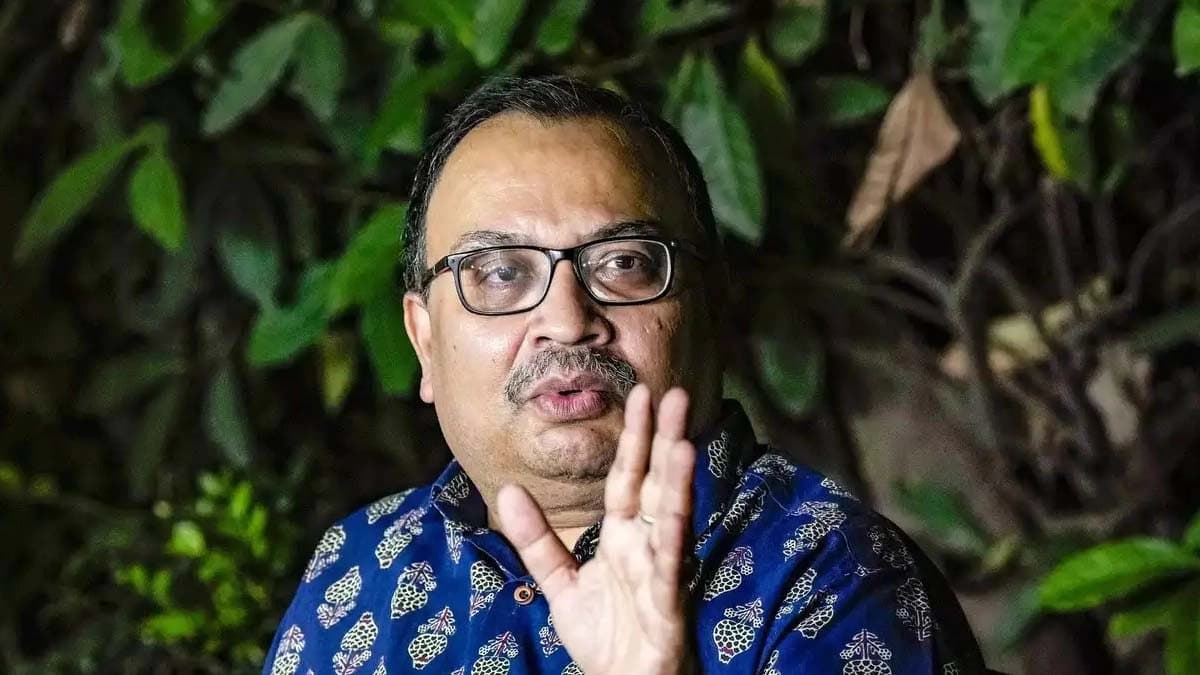 Kunal Ghosh praised the young lady dance in front of the CPIM book stall in Kachrapara