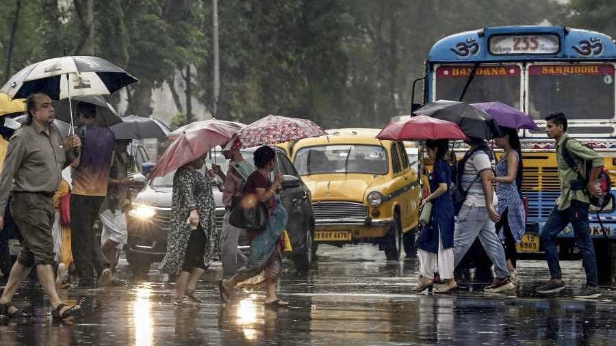 IMD Weather Forecast Heavy Rainfall Thunderstorm Warning in Kolkata and Seven Other Districts in Next Two Hours in West Bengal 