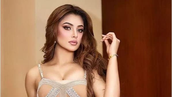 urvashi rautela get 1 lakh roses from unknown person or her fans picture gone viral on social media ent 