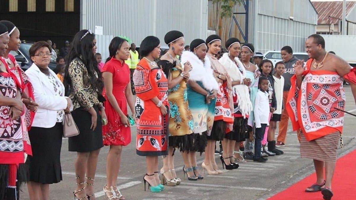 Eswatini s King Mswati III has 15 wives and 45 children arrived UAE with 100 servants