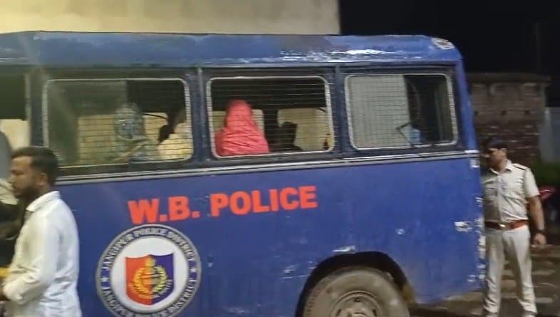 Murshidabad police rescued students stucked in Malda due to flooding gnr 