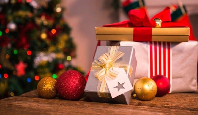 Gifting: নতুন বছরে কোন উপহারে খুশি করবেন প্রিয়জনকে? রইল টিপস 