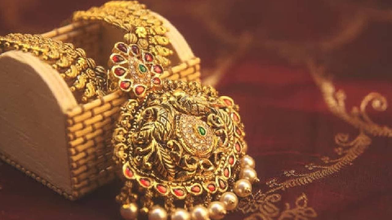 Gold Price Today 22 And 24 Carat Price Rises Again In Kolkata on 16 11 2025