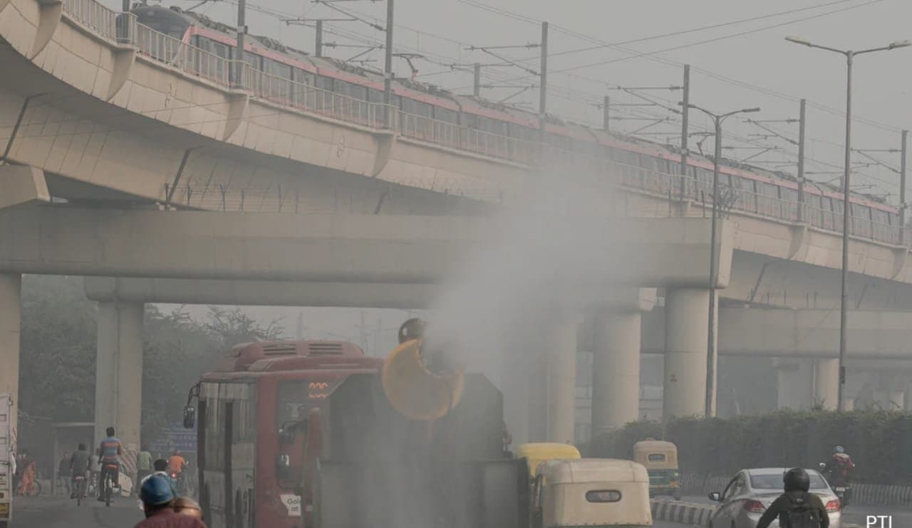 Delhi: দিল্লির বাতাসের অবস্থা গুরুতর, নাগরিকদের স্বস্তি দিতে জায়গায় জায়গায় জল স্প্রে