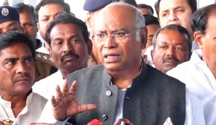Mallikarjun Kharge: 'প্রধানমন্ত্রী সবকিছুকেই ব্যাক্তিগত ভাবে নেন', লাক্ষাদ্বীপ কাণ্ডে মুখ খুললেন খাড়গে