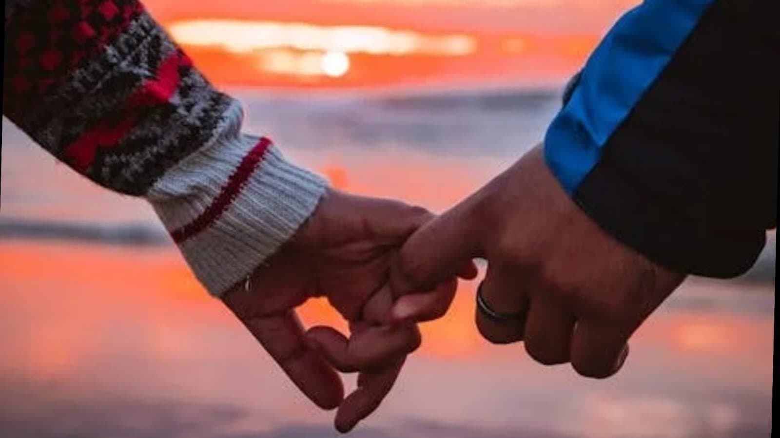 হাত ধরে কেন বসে আছো! পুলিশের হয়রানির শিকার দম্পতি