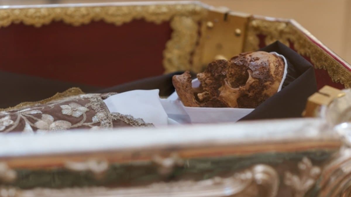 Thousands of people are lining up to see the remains of saint who died 440 years ago in Spain