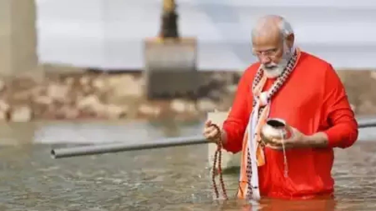Mahakumbhmela 2025 PM Modi Takes Holy Dip In Triveni Sangam  gnr