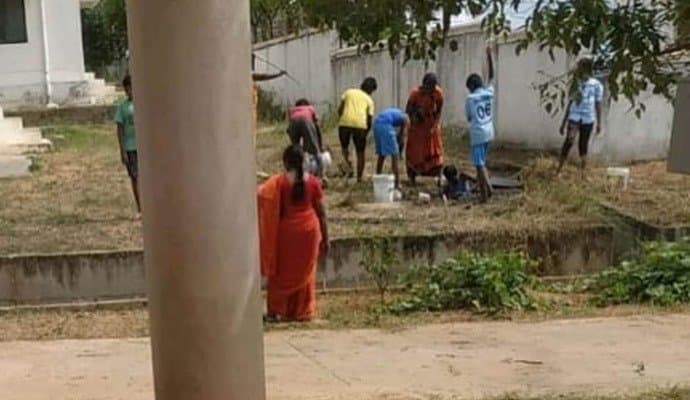  Karnataka: স্কুলের সেপটিক ট্যাঙ্ক পরিষ্কার করতে হল পড়ুয়াদের, গ্রেপ্তার প্রধান শিক্ষিকা 