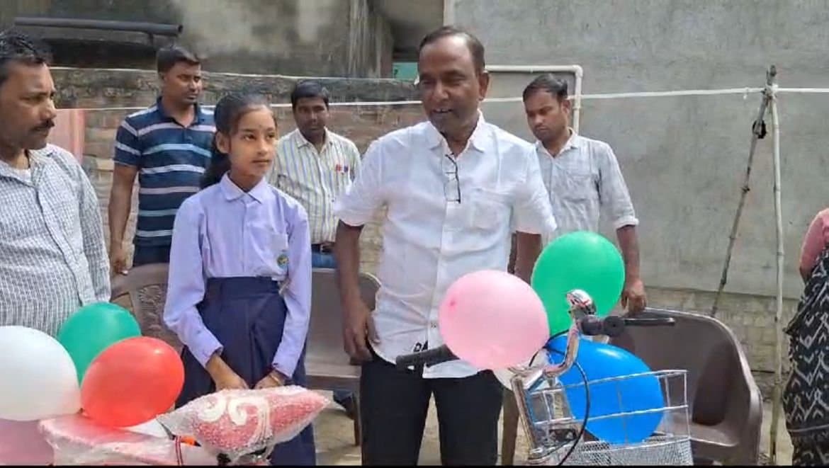 Murshidabad: দূর হল‌ প্রতিবন্ধকতা, ফের নিয়মিত স্কুলে যাবে মুর্শিদাবাদের প্রতিমা 