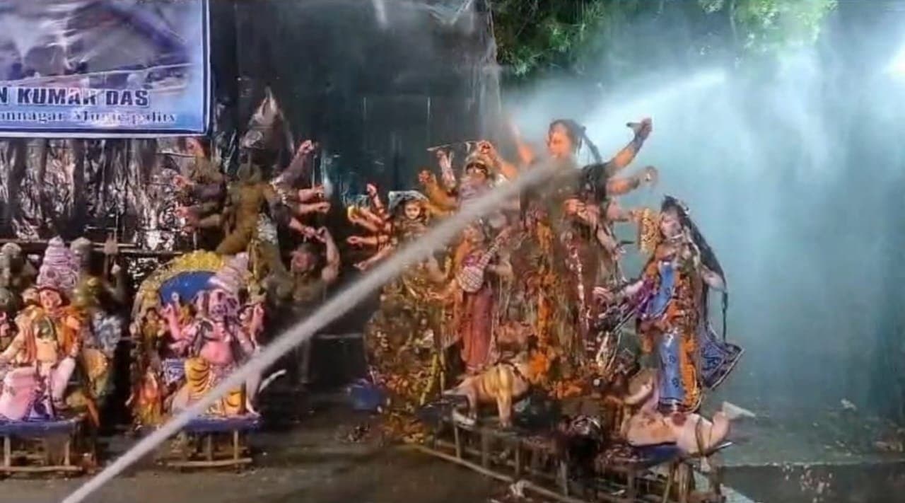 Durga Puja: পরিবেশ বান্ধব প্রতিমা নিরঞ্জন, অভিনব উদ্যোগ কোন্নগর পুরসভার