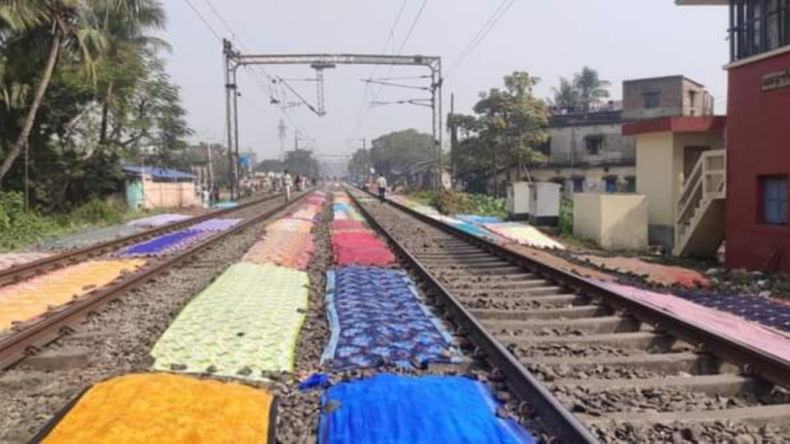 রেললাইনের ধারে শুকোচ্ছে জামা-কাপড়, দুর্ঘটনার কথা বলে সতর্ক করল পূর্ব রেল 