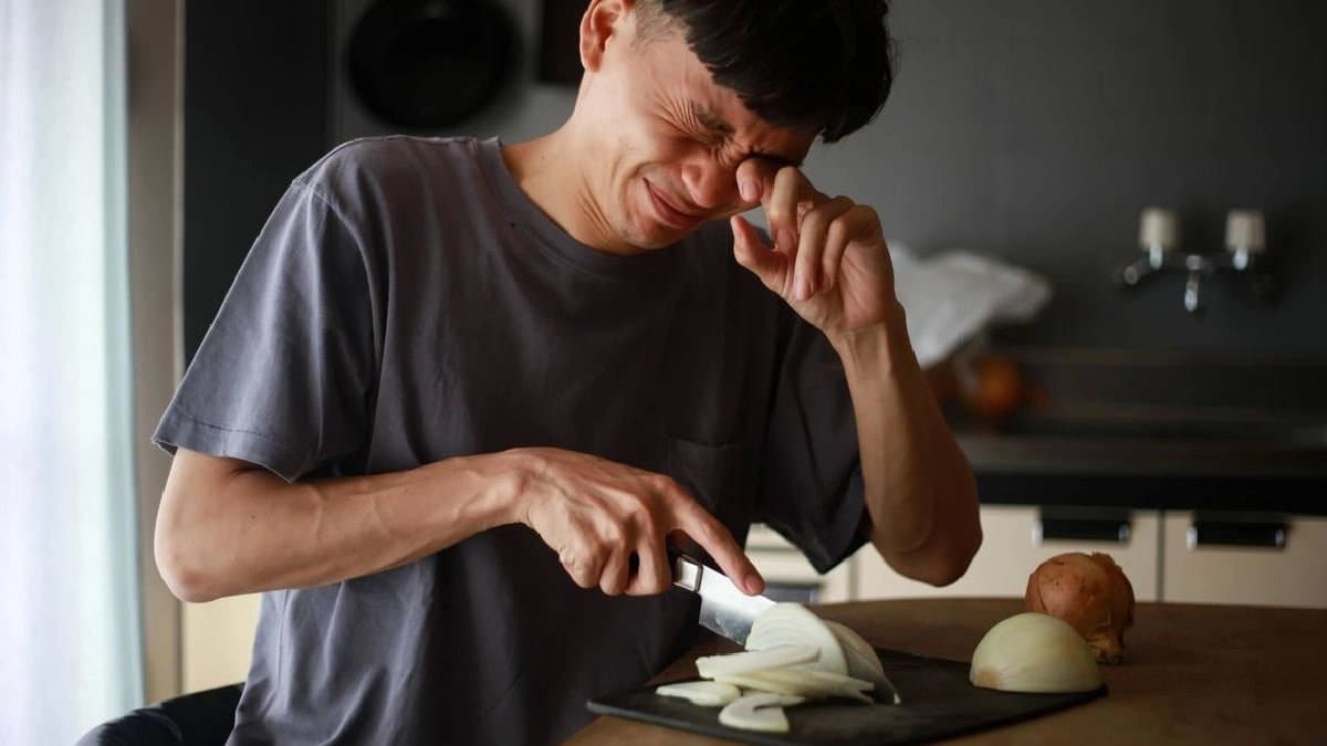 Home remedies to prevent eye water during Onion Cutting
