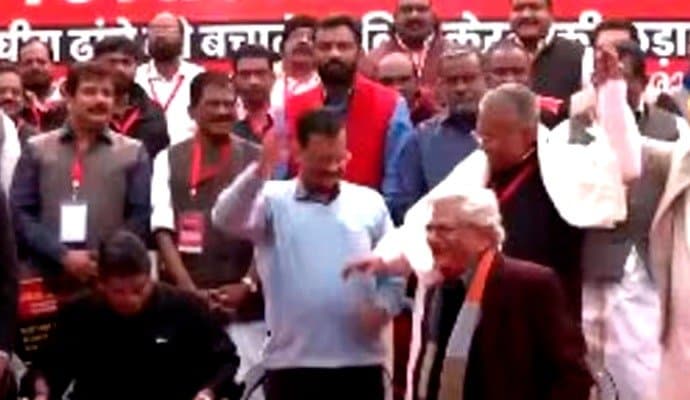 Pinarayi Vijayan: যন্তর মন্তরে বিজয়নের সঙ্গে যোগদান কেজরিওয়াল-মানের 