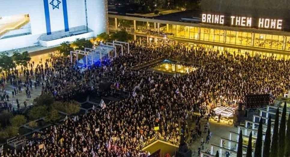 Protesters in Tel Aviv, outside Netanyahus home call for election 