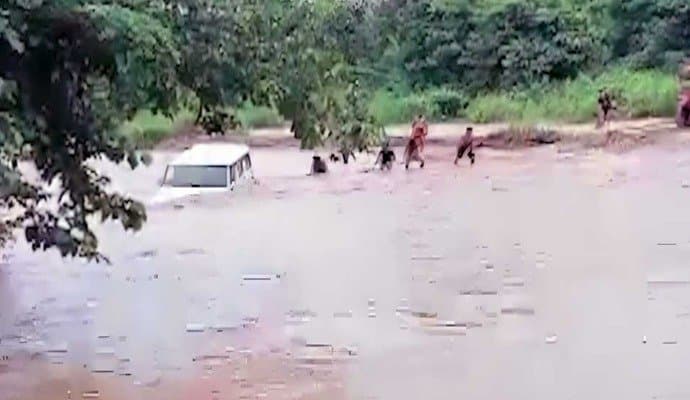Bihar: আচমকা হড়পা বান, মাঝ নদীতে আটকে পড়ল ৯ পর্যটক সহ গাড়ি, তারপর? 