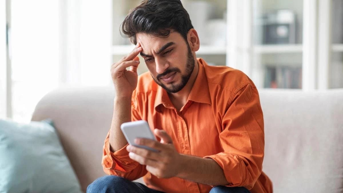 Getting anxious when partner delays answer can be a sign of serious problem in relationship