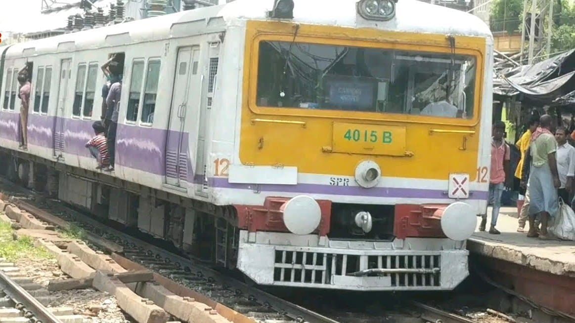 Kolkata Fire breaks out in Ghutiyari Station train service stopped in canning line gnr 