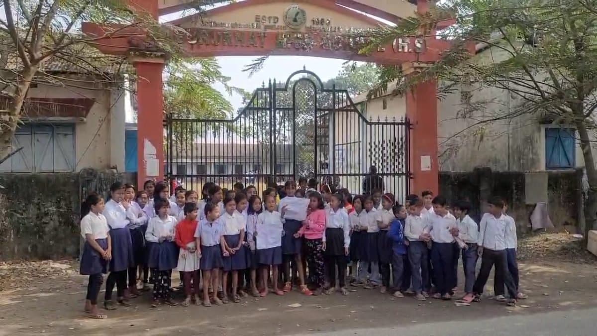 Students demonstrated against the transfer of their teachers gnr