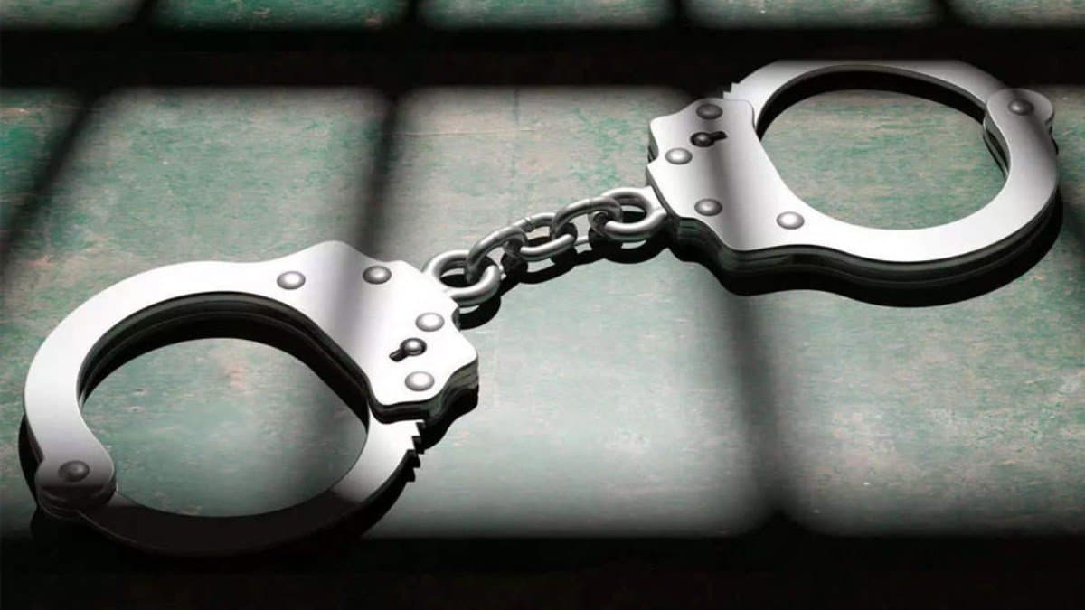 Delhi bike showroom employee stole 6 lakh rupees from workplace after owner denied salary hike gnr