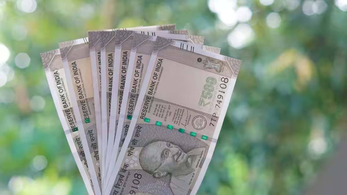 FDs of two four six lakh rupees which government bank offers higher returns for both senior and ordinary investors