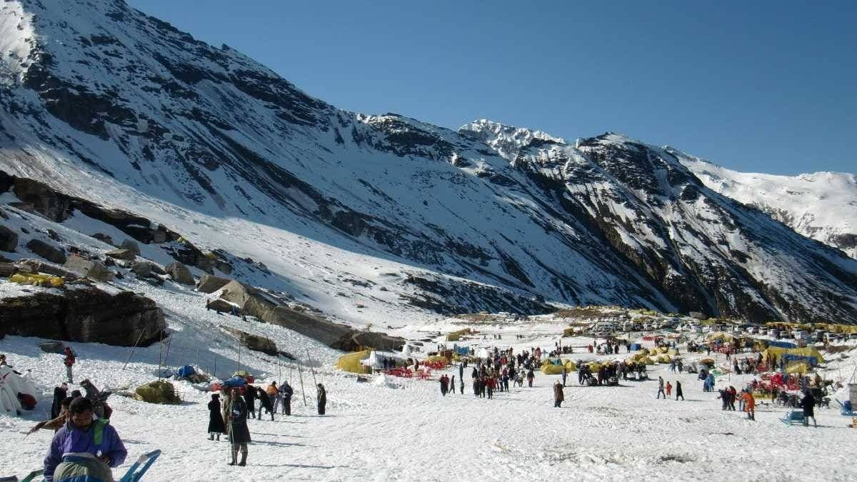 Over 1000 Vehicles Stuck Amid Heavy Snowfall In Himachal's Manali gnr