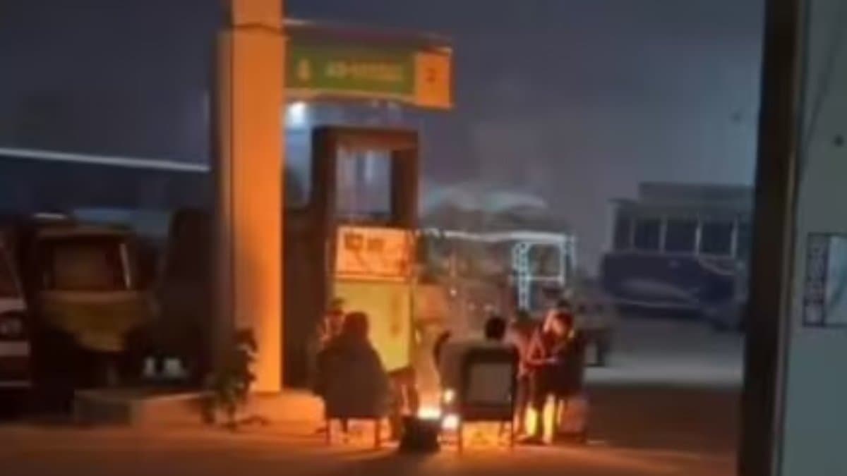 Men risk lives as they set up a bonfire inside a petrol pump, criticised watch video gnr