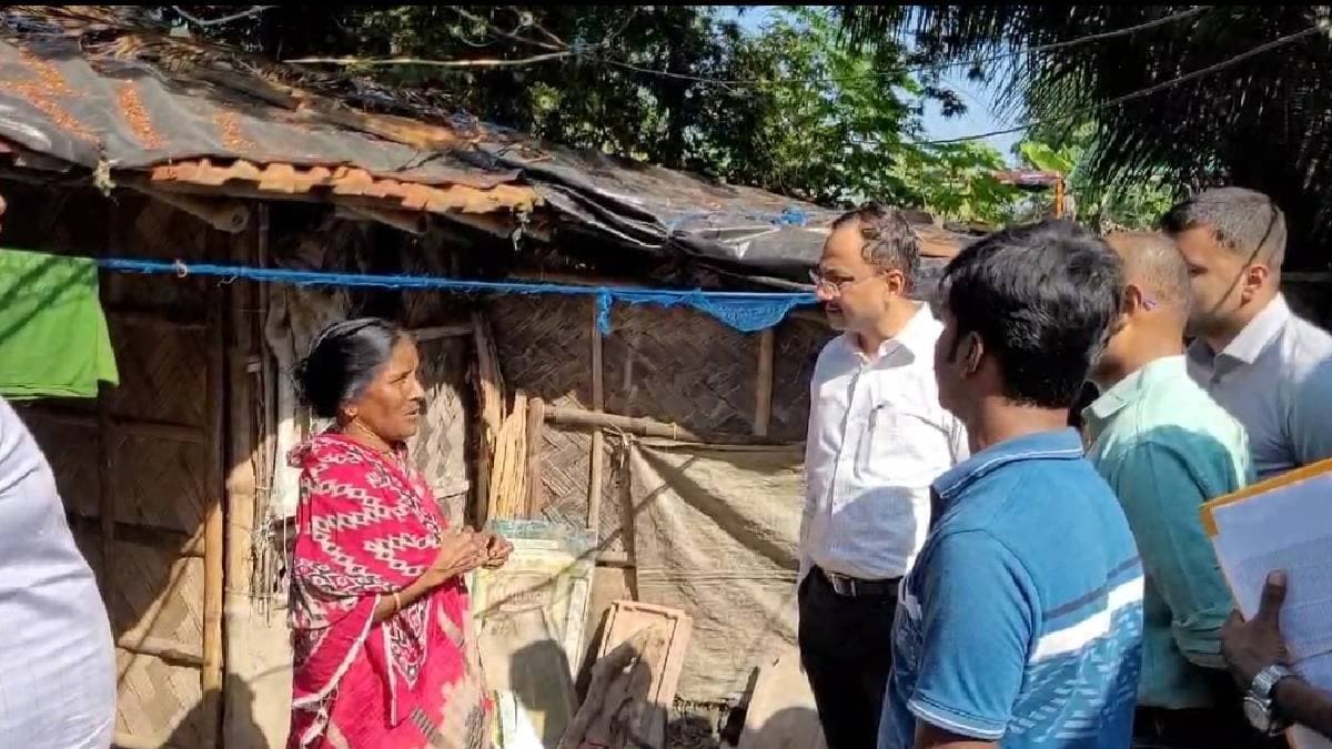 আবাস যোজনায় কোনও দুর্নীতি নয়, নিশ্চিত করতে পরিদর্শনে খোদ জেলাশাসকই