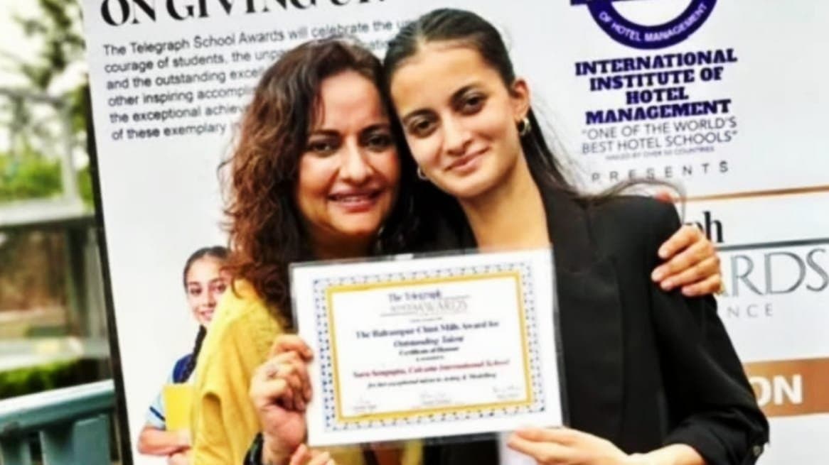 on the day of daughter sara's success only mother nilanjana was by her side without jisshu sengupta ent