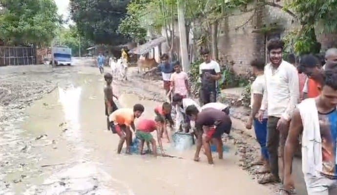 Malda: মালদহে বেহাল দশা রাস্তার, জমা জলে জাল ফেলে, টায়ার জ্বালিয়ে বিক্ষোভে গ্রামবাসীরা 