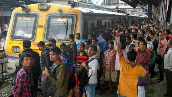 Eastern Railway: রাজ্যে সরকারি চাকরির পরীক্ষা, ঘণ্টার পর ঘণ্টা ট্রেন না থাকায় দুর্ভোগ চরমে যাত্রীদের