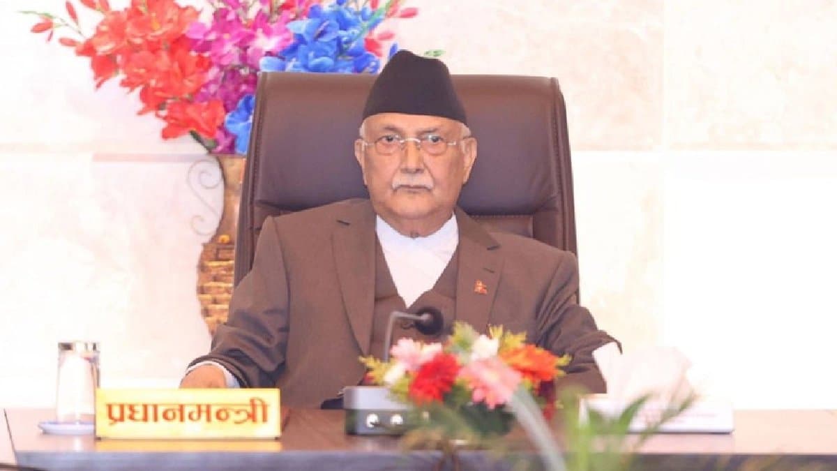 গণবিদ্রোহের কাছে নতিস্বীকার, ঘরে-বাইরে প্রবল চাপে পড়ে সরলেন ওলি! প্রধানমন্ত্রীর পদত্যাগে শান্ত হবে নেপাল?