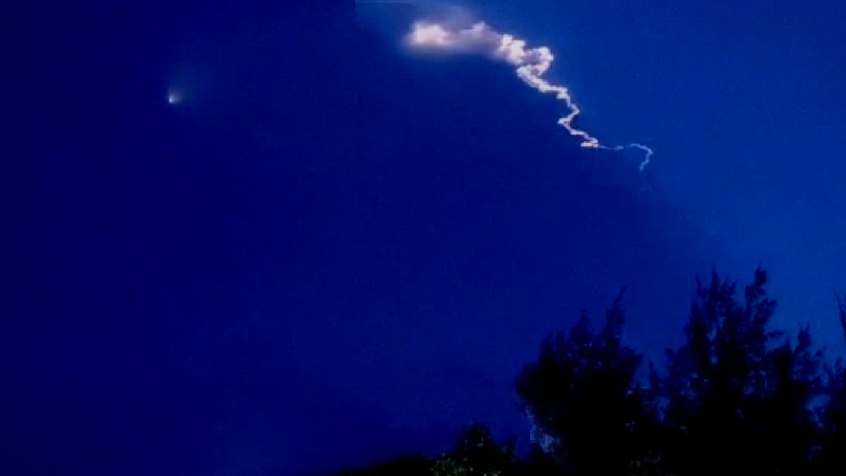 The mysterious light on Digha sky that people think might be the test of Agni 5 missile