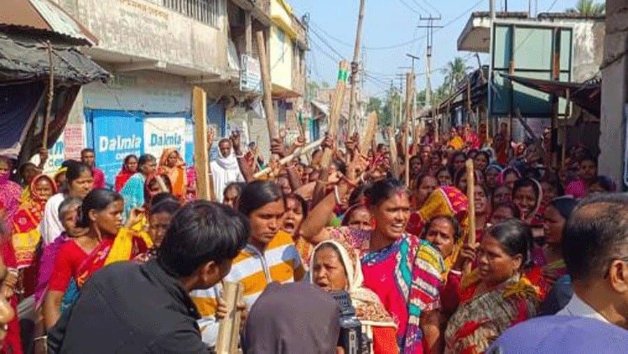 Sandeshkhali: শুক্রবার দফায় দফায় উত্তপ্ত বেড়মজুর, তৃণমূল নেতার বাড়িতে হামলা গ্রামবাসীদের 