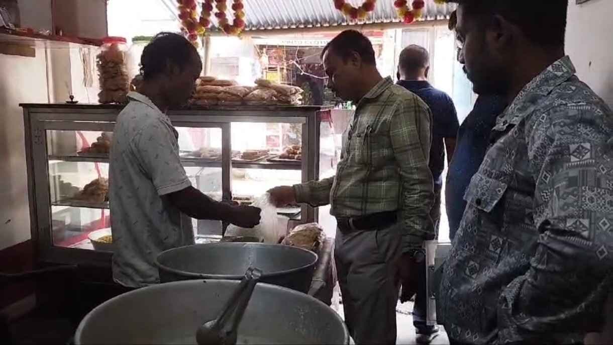 Dhupguri municipality conducts raid at different food stalls in the town gnr 