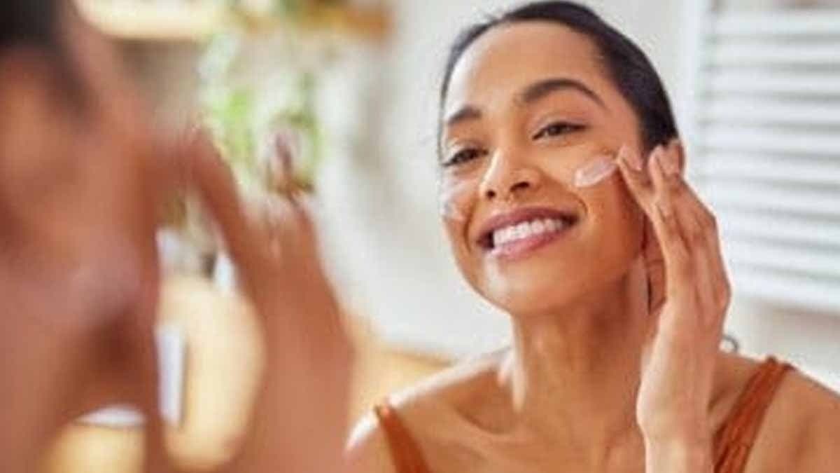 this home made natural face brightening cream can glow your skin tone and make your skin blemishes free lif