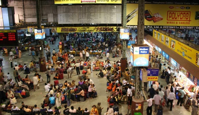 Howrah Station: ‌ট্রেন ছাড়তে দেরি, হাওড়া স্টেশনে ধুন্ধুমার, বিক্ষোভ যাত্রীদের