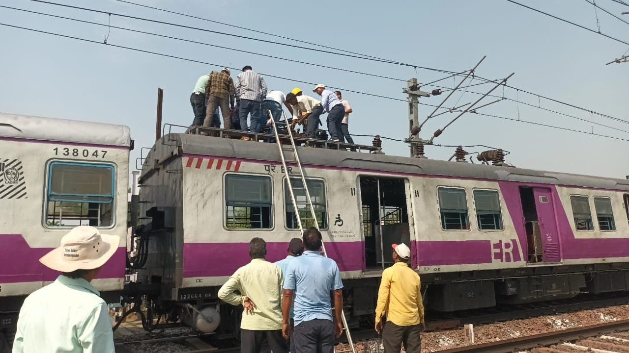 বর্ধমান-হাওড়া শাখায় প্যান্টোগ্রাফ ভেঙে বিপত্তি, দেড় ঘণ্টার চেষ্টায় স্বাভাবিক ট্রেন চলাচল