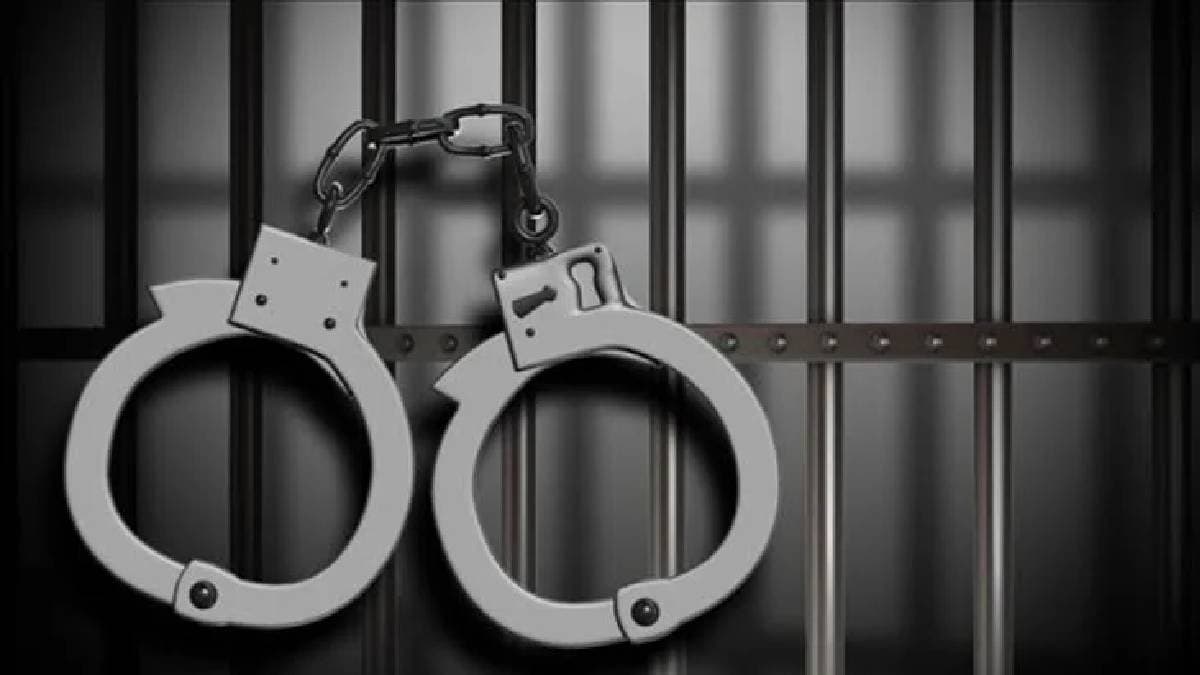 Kolkata police arrested two mobile phone thieves after viewing CCTV footage